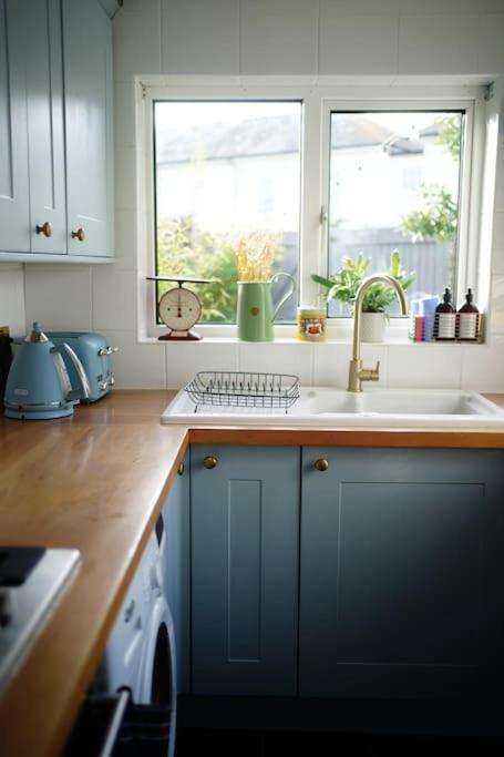 Northdene Cottage - Cosy Old Fisherman'S Cottage Two Mins From Sea - Free Parking - Wood Burning Stove - Roll Top Bath - Dog Friendly Дил Экстерьер фото