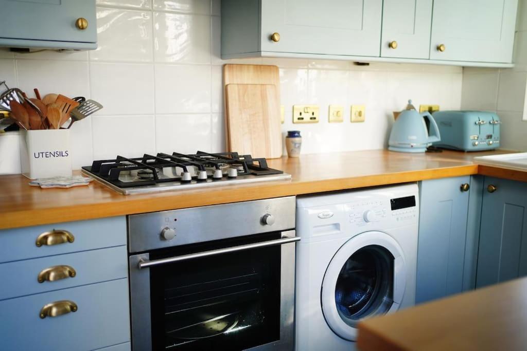 Northdene Cottage - Cosy Old Fisherman'S Cottage Two Mins From Sea - Free Parking - Wood Burning Stove - Roll Top Bath - Dog Friendly Дил Экстерьер фото