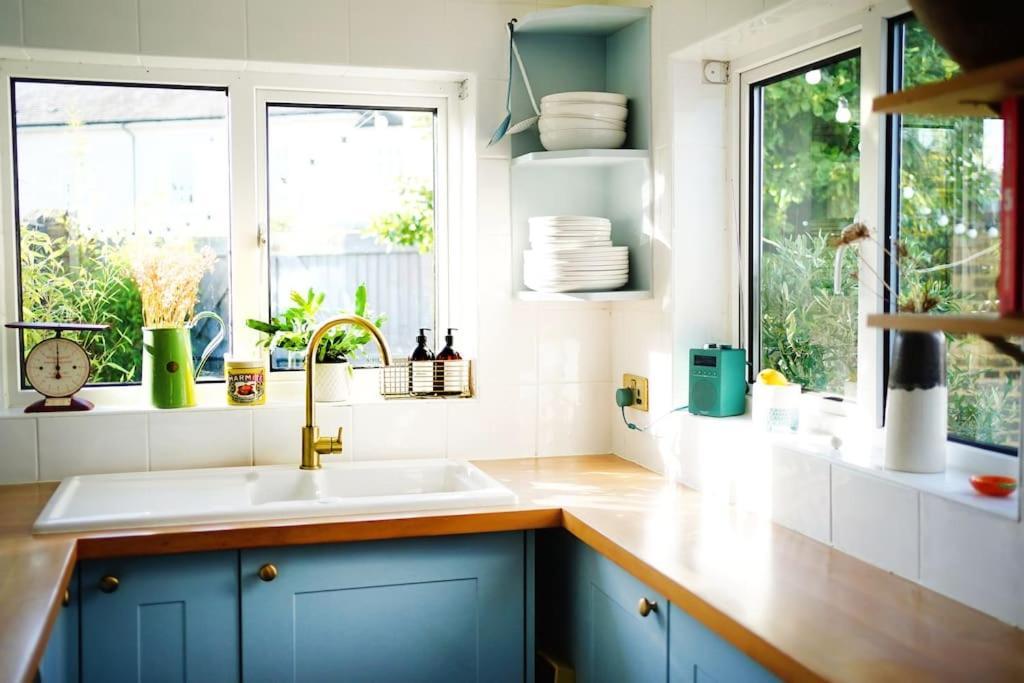 Northdene Cottage - Cosy Old Fisherman'S Cottage Two Mins From Sea - Free Parking - Wood Burning Stove - Roll Top Bath - Dog Friendly Дил Экстерьер фото